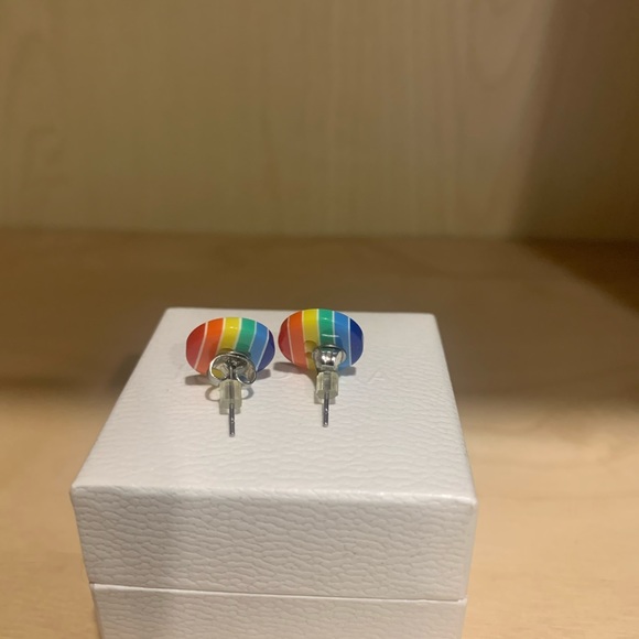 Button ear studs - Picture 3 of 3